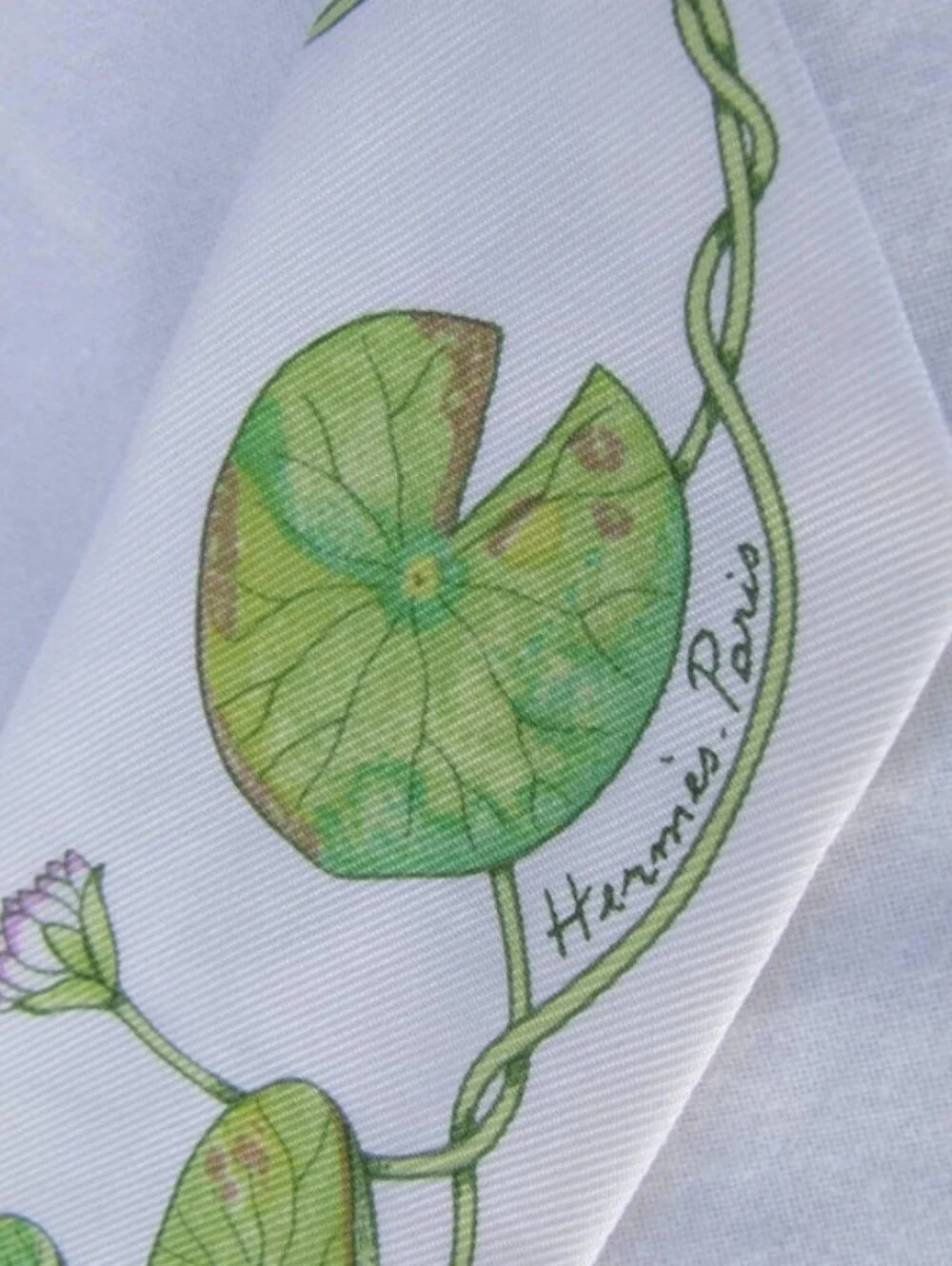 Hermes White/Green 'un Jardin sur le Nil' Silk Twilly Scarf Green Lily Pad Motif